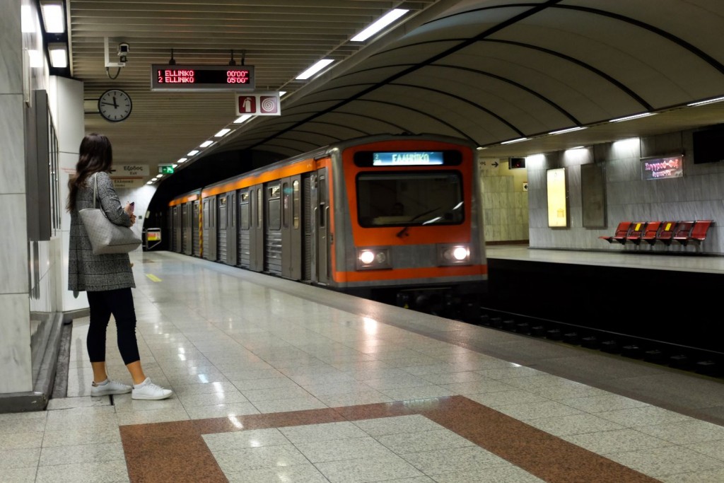 Απόπειρα αυτοκτονίας στο μετρό στο Αιγάλεω – Γυναίκα έπεσε στις ράγες – Μαρτυρία στο DEBATER