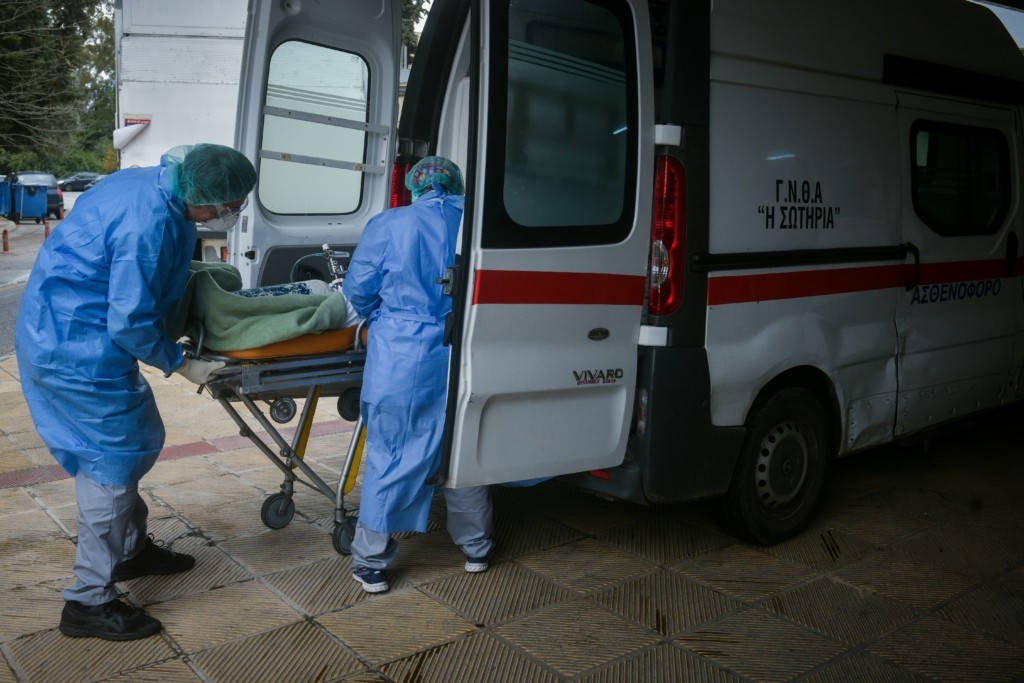 “Βουτιά θανάτου” έκανε ηλικιωμένος από τον 2ο όροφο εμπορικού κέντρου στη Γλυφάδα (vid)