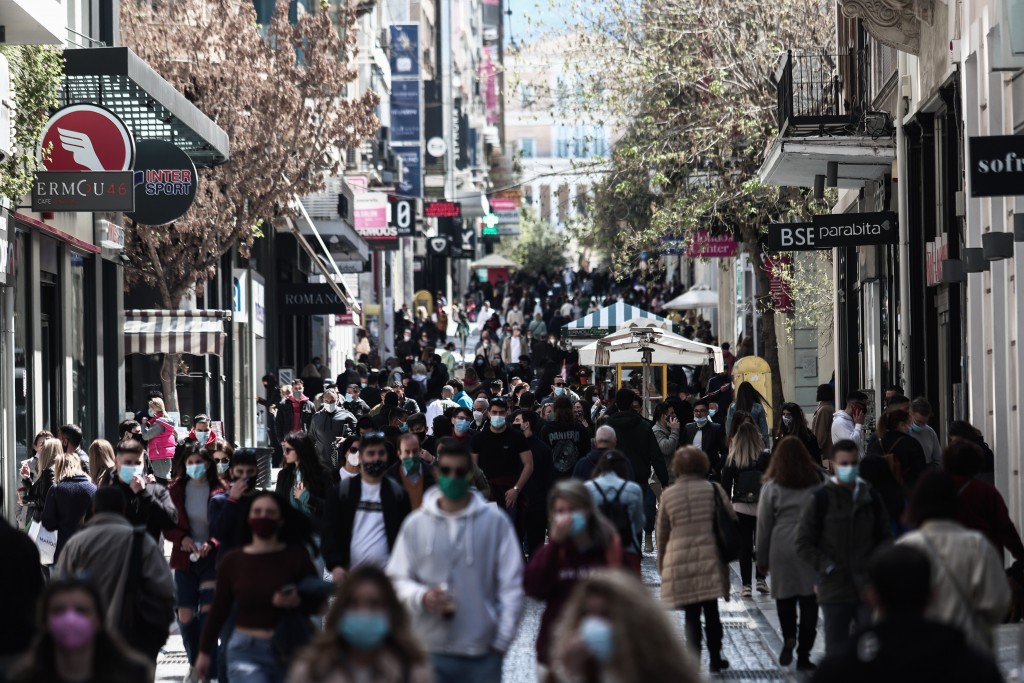 Ερμού: Κοσμοσυρροή στον πεζόδρόμο και τα μαγαζιά (pics)