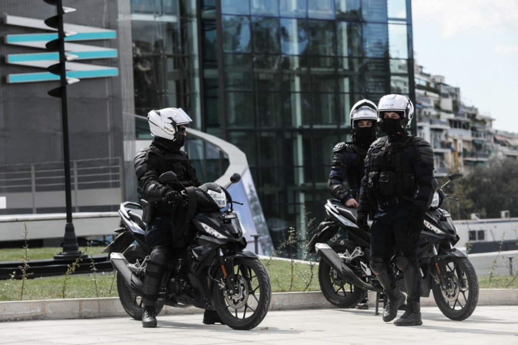 Κρατούμενος απέδρασε σαν κύριος από την κεντρική είσοδο της Υποδιεύθυνσης Ασφάλειας Αθηνών