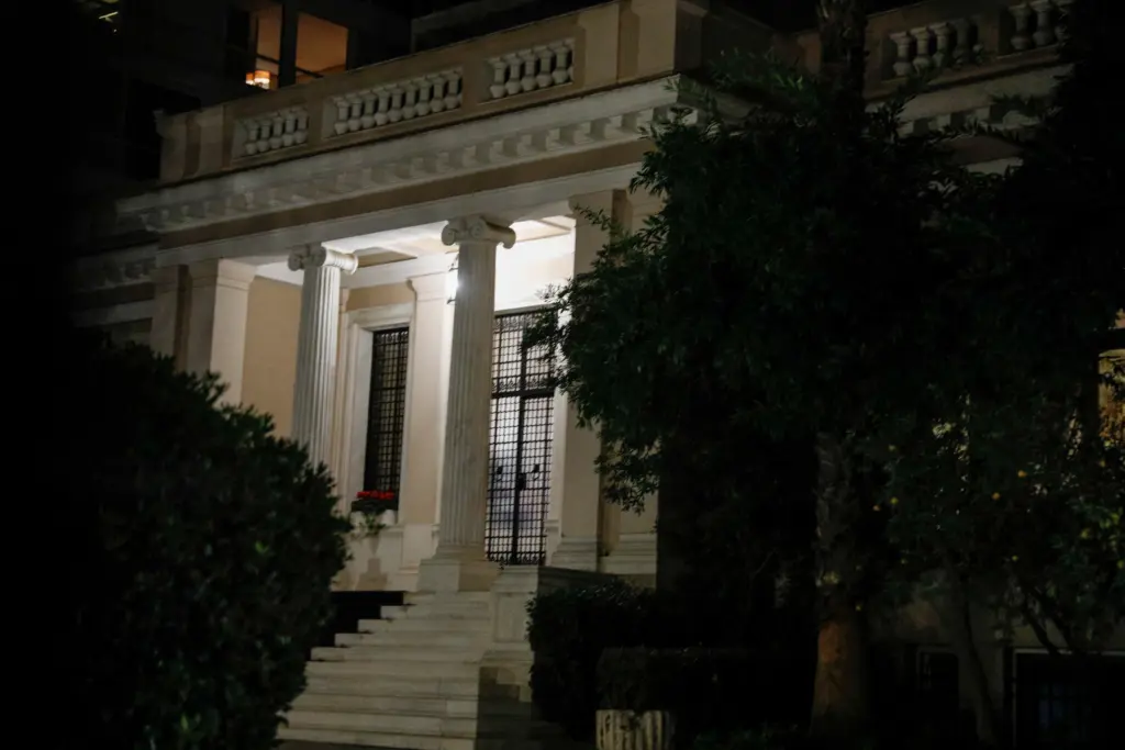 Ο προστάτης του Μένιου και το Μαξίμου