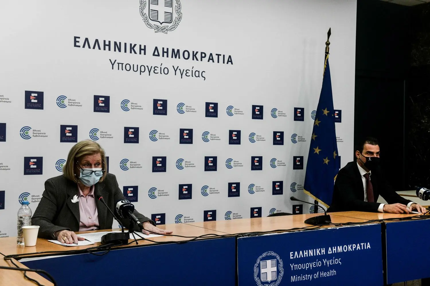 Όχι τρίτη δόση εμβολίου στους νέους κάτω των 18 ετών – Οι εξαιρέσεις και οι διευκρινίσεις του ΕΟΔΥ
