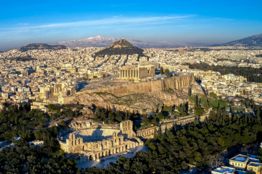 Μαρμάρινη επιγραφή με δύο ονόματα στην Ακρόπολη – Τι απάντησε η Μενδώνη