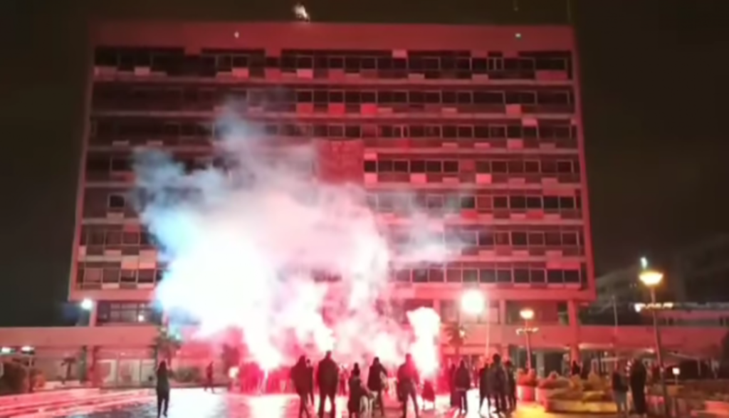 Θεσσαλονίκη: Με πυροτεχνήματα και πυρσούς έληξε η κατάληψη στο ΑΠΘ