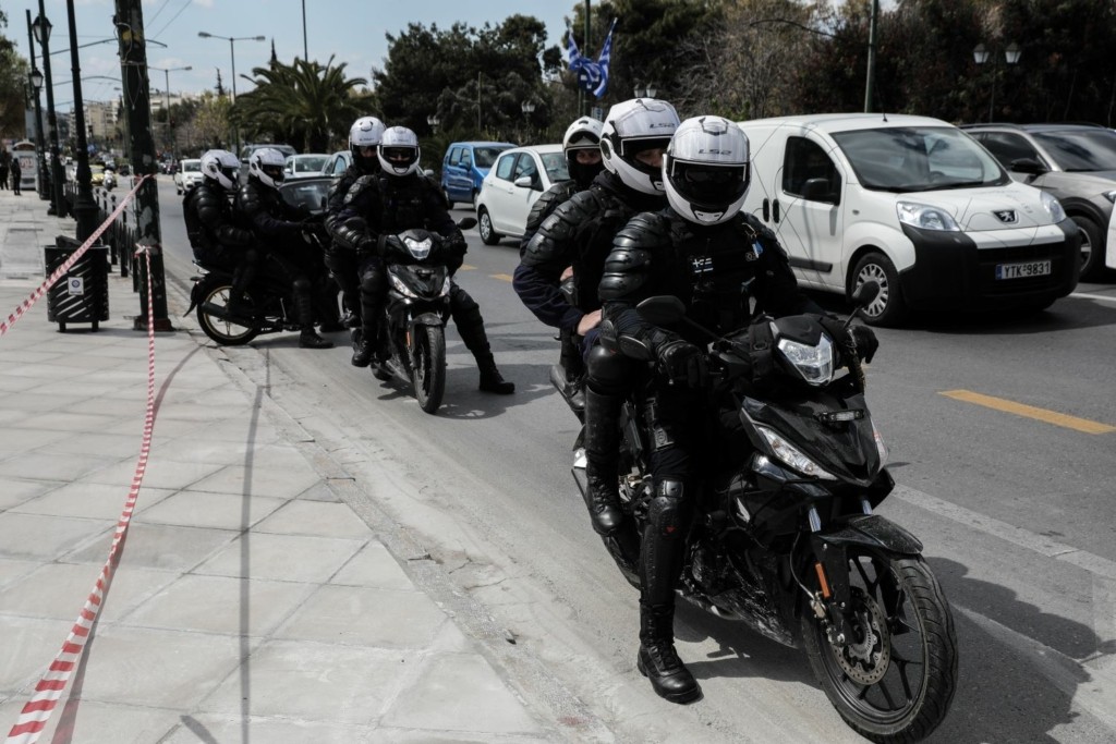 Συγκλονιστική διάσωση 4χρονου από αστυνομικούς στο Παλαιό Φάληρο (vid)