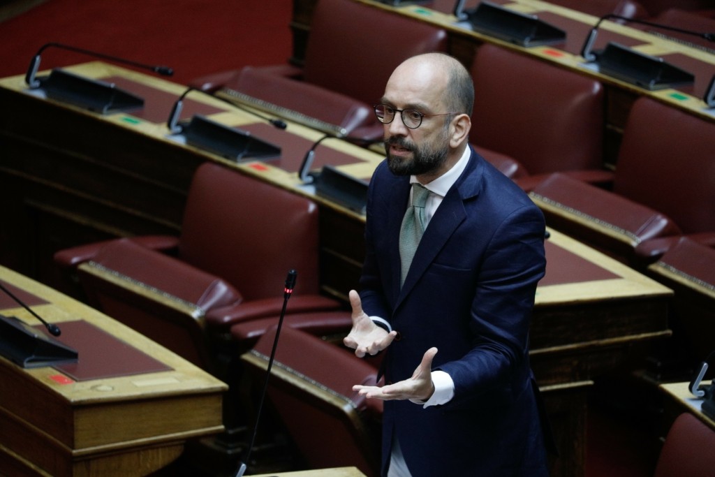 Η εμμονή της κυβέρνησης στις “άκαμπτες” εργασιακές σχέσεις