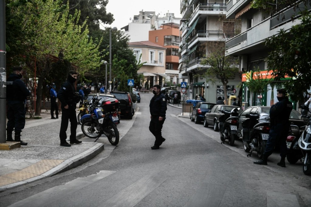 Καζάνι που βράζει η πλατεία Βαρνάβα – Διαμαρτυρίες από πολίτες για τον αποκλεισμό