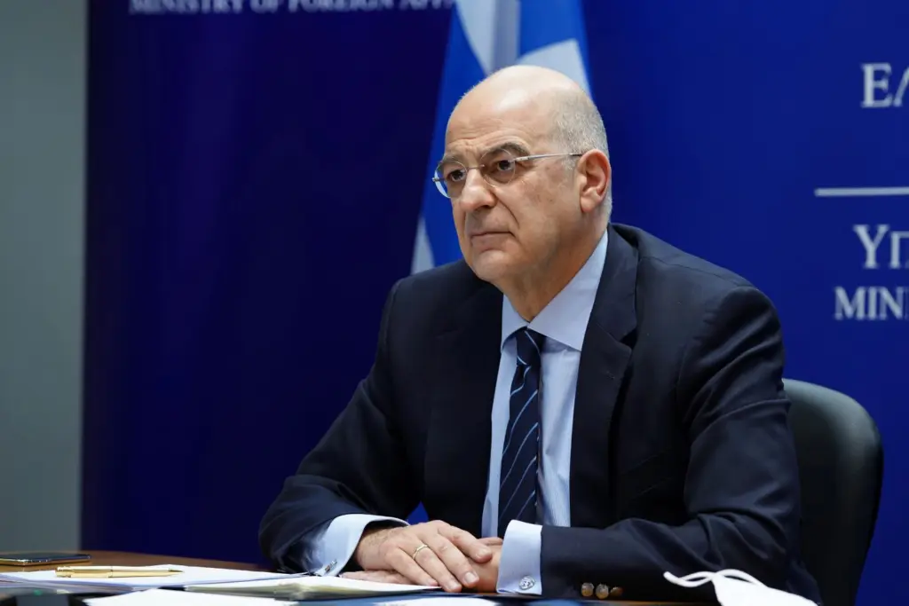 Η φανέλα του Παναθηναϊκού από το Γουέμπλεϊ που χάρισε ο Δένδιας στον Ούγγρο ομόλογό του (pic)