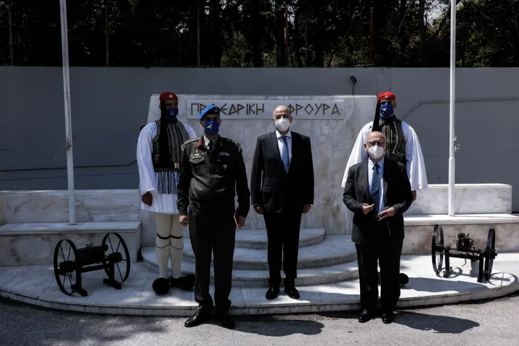 Στην Προεδρική Φρουρά ο Νίκος Δένδιας (pics)