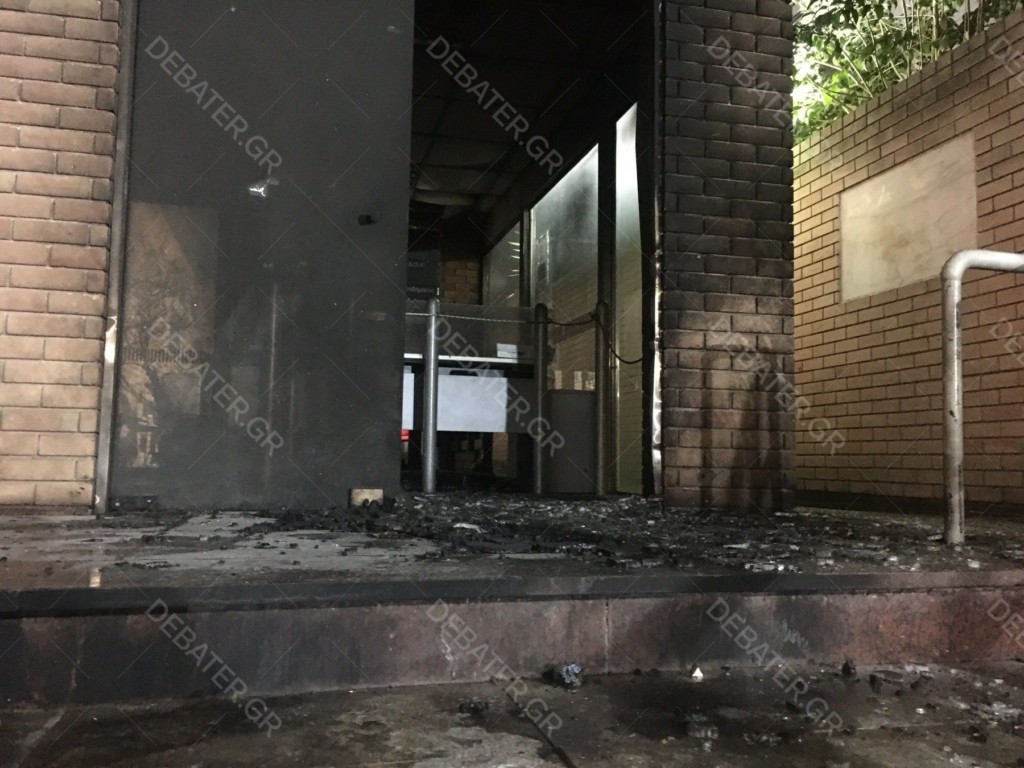 Επίθεση με γκαζάκια στην είσοδο της ΔΟΥ Χολαργού (pics&vid)