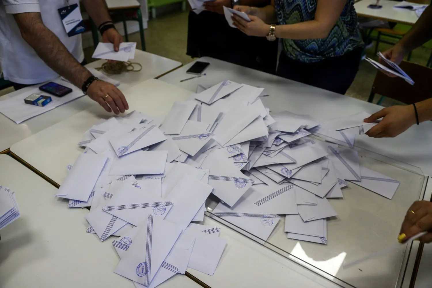 Κλείνει η ψαλίδα ανάμεσα στη ΝΔ και τον ΣΥΡΙΖΑ σε νέα δημοσκόπηση – Τι τρομάζει τους Έλληνες
