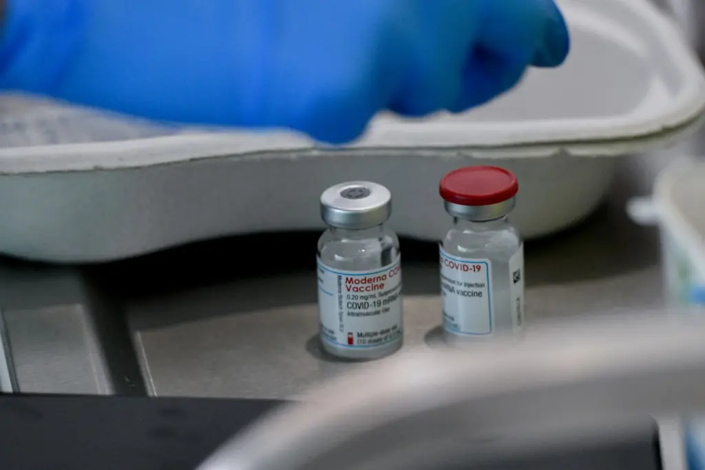 Με mrRNA εμβόλια η τρίτη δόση – Ξεκινάει και η συνταγογράφηση του αντιγριπικού εμβολίου