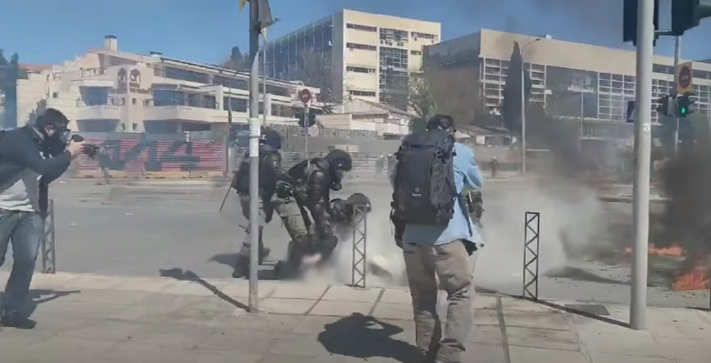 Αστυνομικός σβήνει τη φωτιά από το πόδι διαδηλωτή (vid)