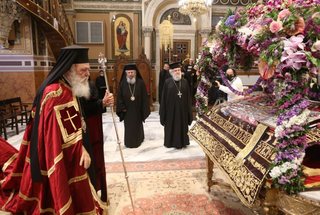 Με αποστάσεις και μάσκες η περιφορά του Επιταφίου σε όλη τη χώρα (pics&vid)