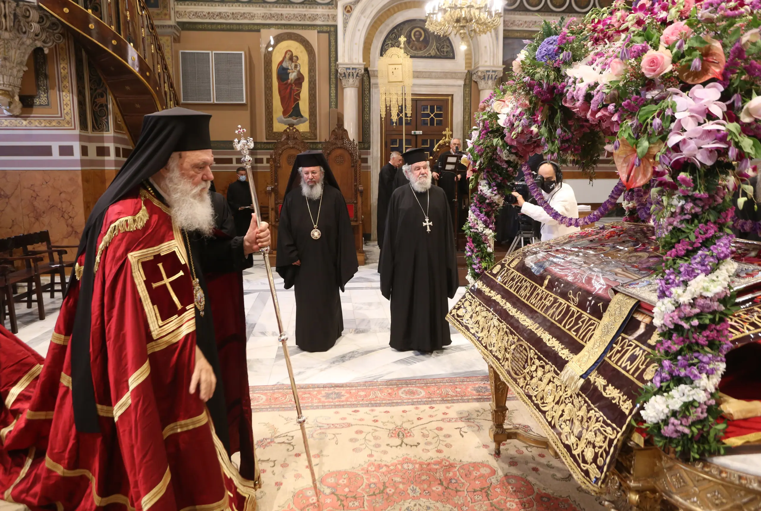 Με αποστάσεις και μάσκες η περιφορά του Επιταφίου σε όλη τη χώρα (pics&vid)