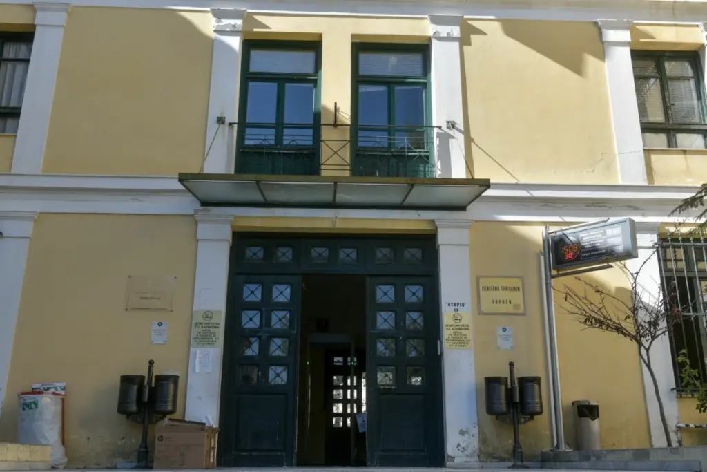 Μαχαιρώματα μεταξύ οπαδών έξω από την Ευελπίδων – Τουλάχιστον δύο τραυματίες