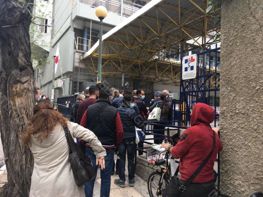 Ευαγγελισμός: Η “ουρά του πόνου” έξω από το νοσοκομείο (Vid)