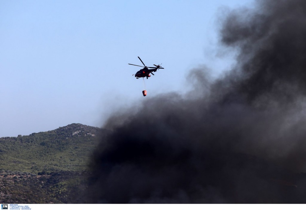 Υπό μερικό έλεγχο η φωτιά στην εθνική Πύργου-Πάτρας – Χωρίς ρεύμα ο Πύργος (pics)