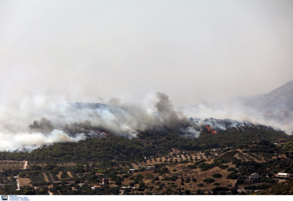 Φωτιά στα Μέθανα απειλεί κατοικημένη περιοχή – Κάηκε ένα σπίτι