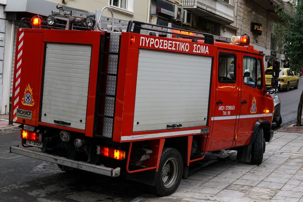 Τραγωδία στην Πάτρα – Νεκρή γυναίκα σε φλεγόμενο διαμέρισμα (pics&vid)