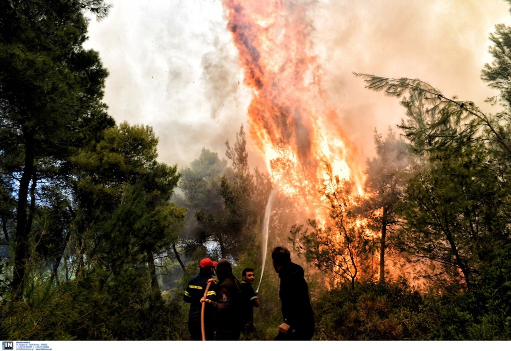 Υπό μερικό έλεγχο η φωτιά στο Λαύριο – Μεγάλη επιχείρηση της Πυροσβεστικής