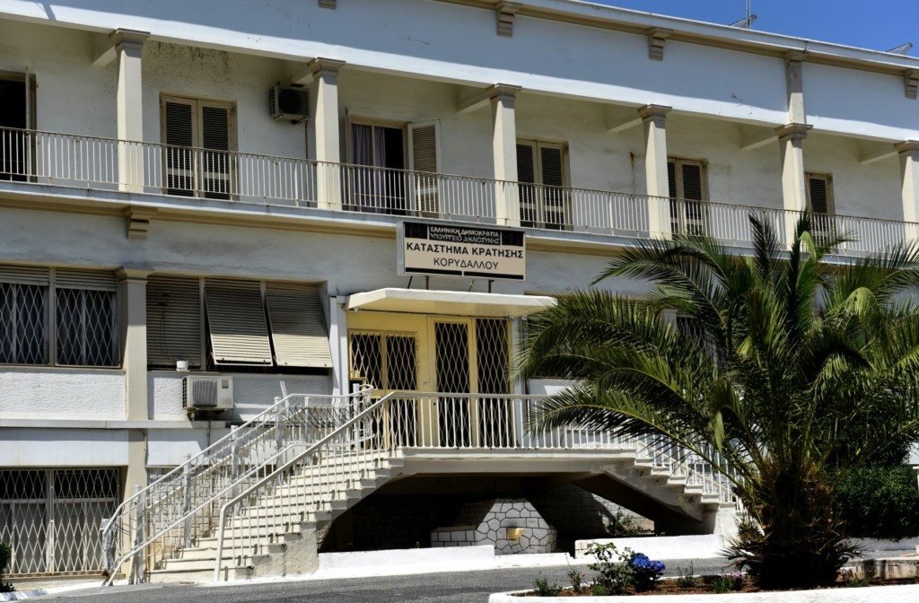 Πέταξαν από τη μάντρα των φυλακών Κορυδαλλού ναρκωτικά και ένα κινητό