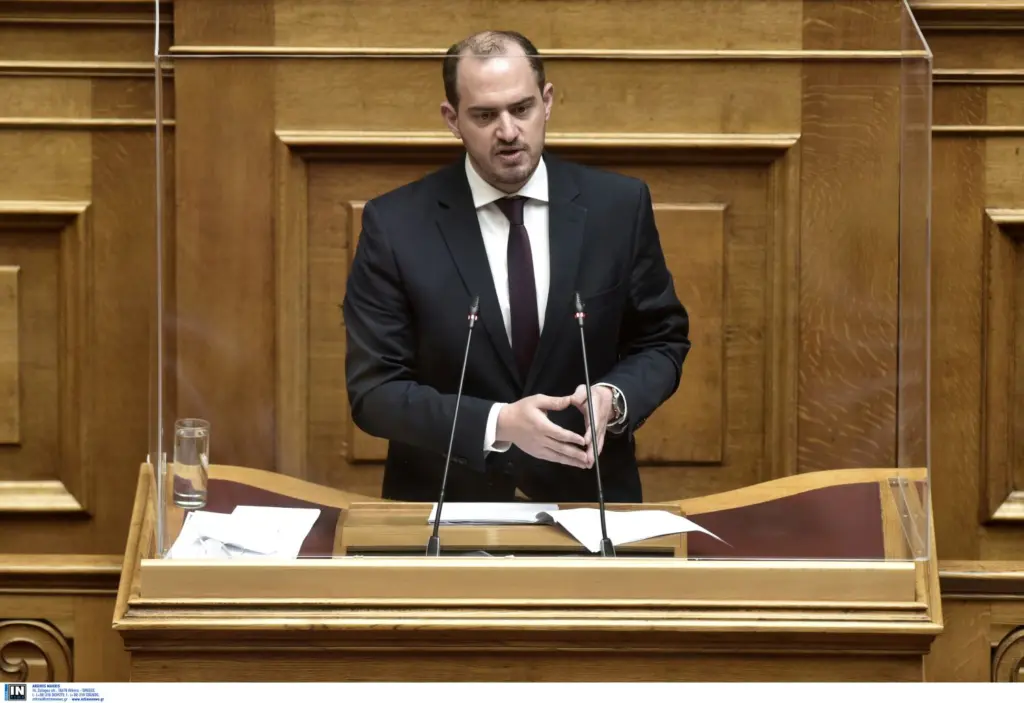 Γιώργος Κώτσηρας: Με πόνο στο στήθος μεταφέρθηκε με ασθενοφόρο από τη Βουλή στο Ιπποκράτειο