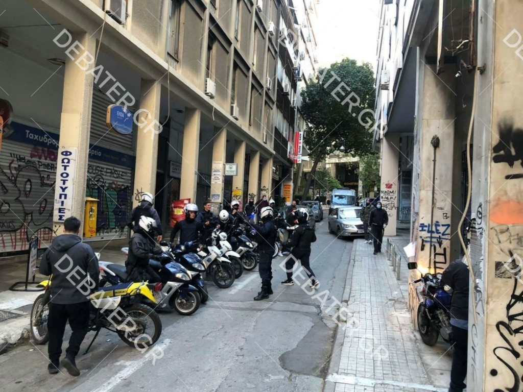 Επιχείρηση εκκένωσης σε κτίριο στο κέντρο της Αθήνας (pics&vid)