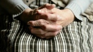Σέρρες: Κοσμήματα αξίας 2.000 ευρώ έκαναν «φτερά» – 79χρονη έπεσε μαΐμού εφοριακού