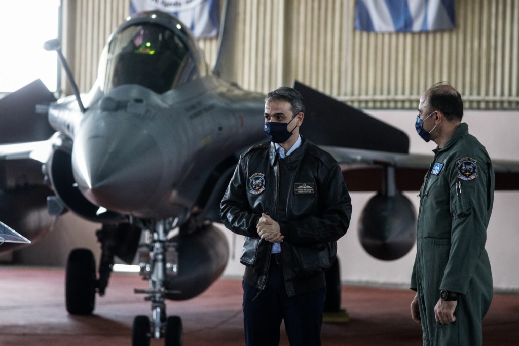 Το δώρο του Αρχηγού της Πολεμικής Αεροπορίας στον Μητσοτάκη – Δεν το έβγαλε στιγμή (pics)