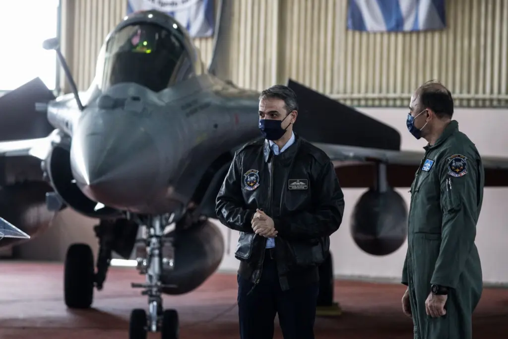 Το δώρο του Αρχηγού της Πολεμικής Αεροπορίας στον Μητσοτάκη – Δεν το έβγαλε στιγμή (pics)