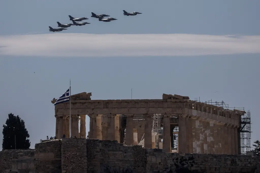 Τα μαχητικά της Πολεμικής Αεροπορίας “σκίζουν” τον Αττικό ουρανό (vid)