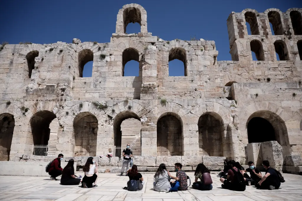 Ηρώδειο: Τεχνικός έπεσε από ύψος κατά τη διάρκεια εργασιών – Νοσηλεύεται με κατάγματα στο «Γεννηματάς»