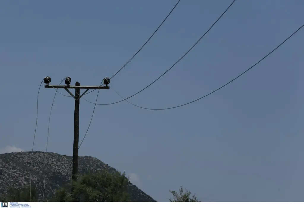 Στο σκοτάδι τα Ανώγεια – Κόπηκε στη μέση κολώνα της ΔΕΗ