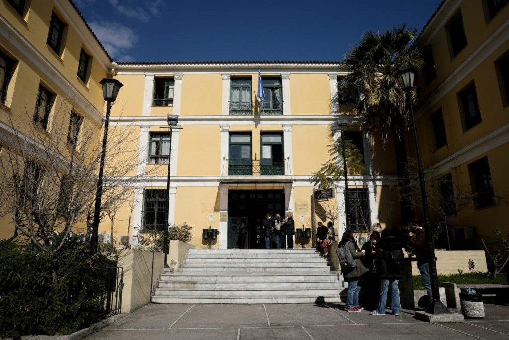 Στον “αέρα” λόγω κορονοϊού η δίκη του αστυνομικού που σκότωσε τη γυναίκα του