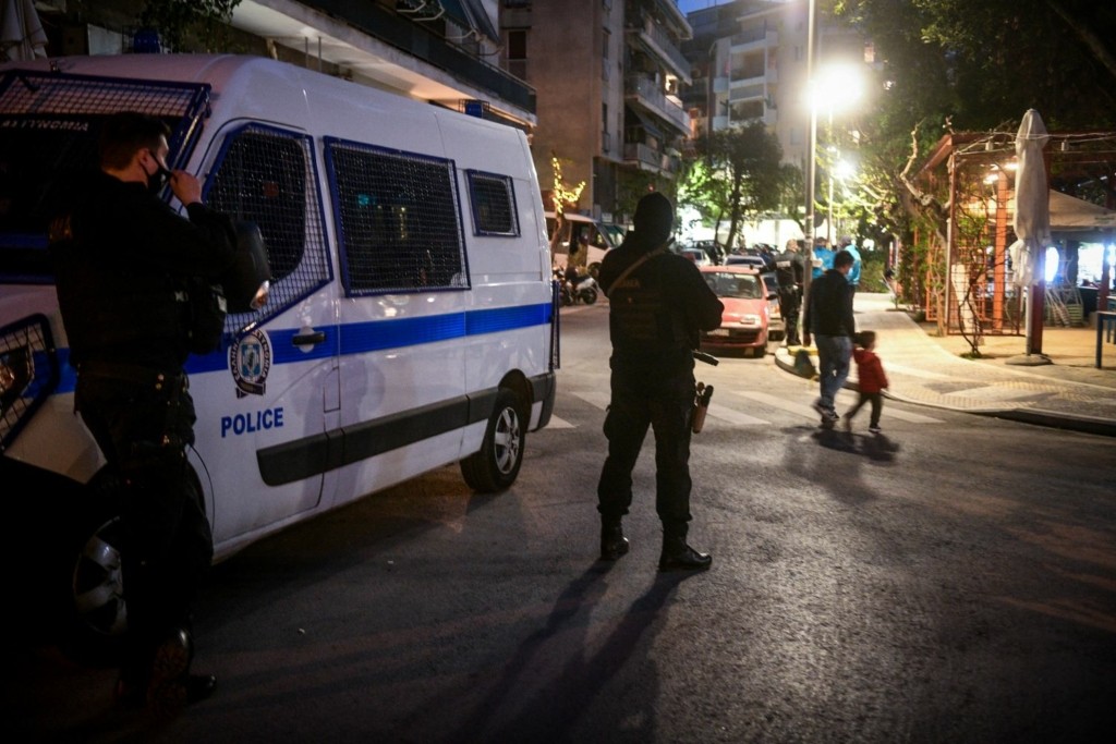 “Κυνηγητό”σε όλη την Αθήνα – Ψάχνουν πλατείες χωρίς αστυνομία για ένα ποτό (pics&vid)