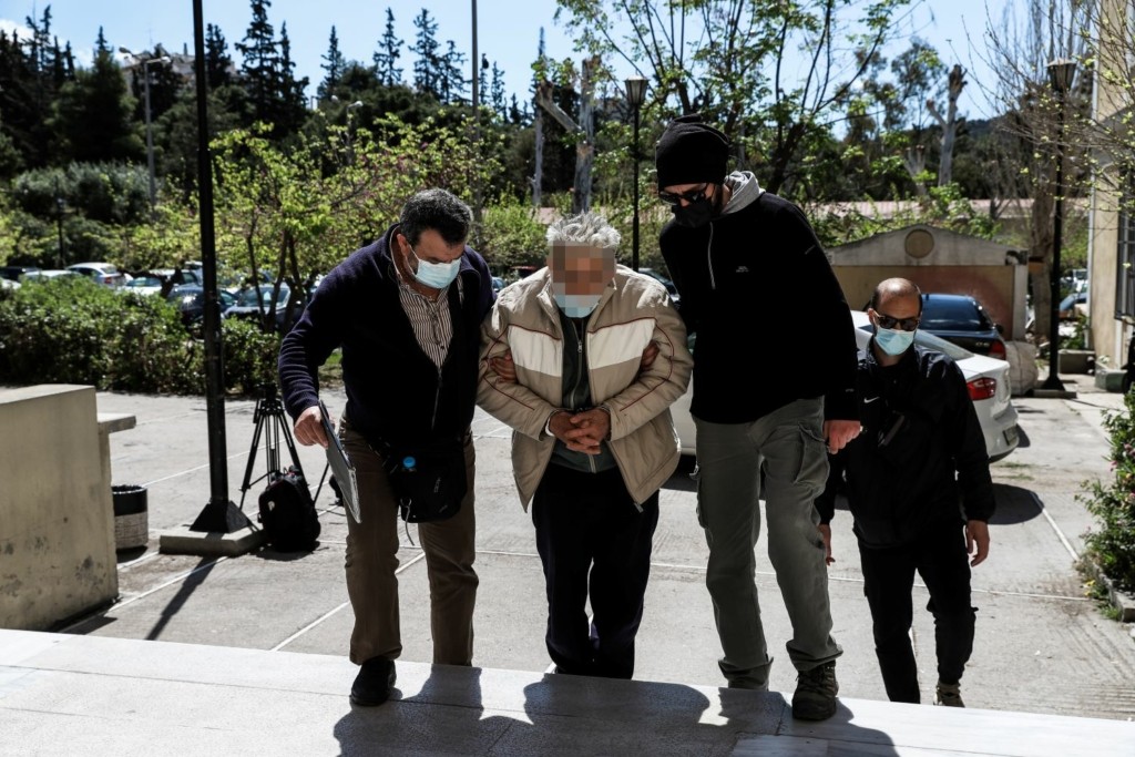 Προφυλακιστέος ο 76χρονος που δολοφόνησε το γιο του – Τι ψέλλιζε με τις χειροπέδες στο χέρι
