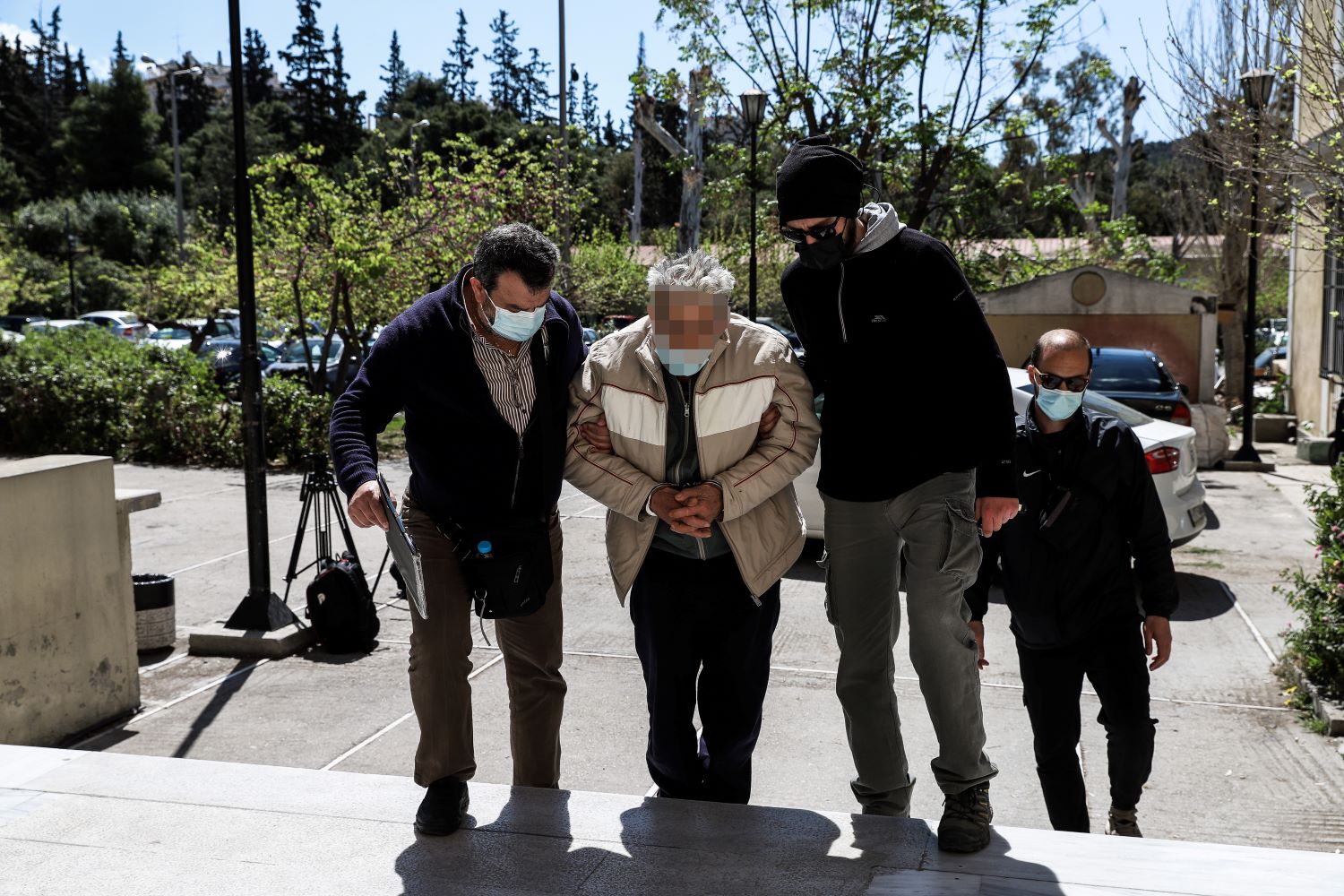 Προφυλακιστέος ο 76χρονος που δολοφόνησε το γιο του – Τι ψέλλιζε με τις χειροπέδες στο χέρι