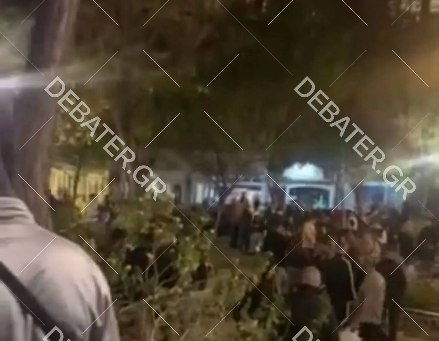 Το θέατρο του παραλόγου – Αστυνομία στο Περιστέρι, ξέφρενο κορονοπάρτι στην Κυψέλη (pics&vid)