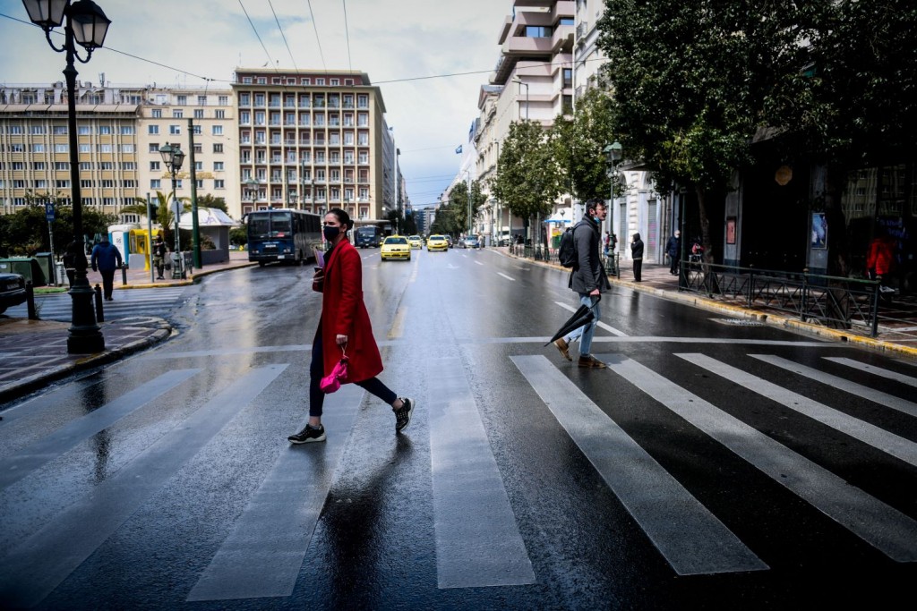 Αυξήθηκαν και πάλι οι διασωληνωμένοι παρά τη μείωση των κρουσμάτων