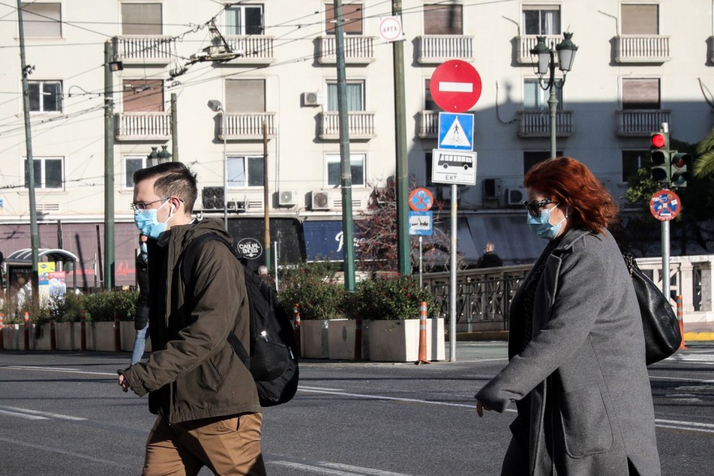 Υπερδιπλασιάστηκαν τα κρούσματα – Σταθερά υψηλά οι διασωληνωμένοι