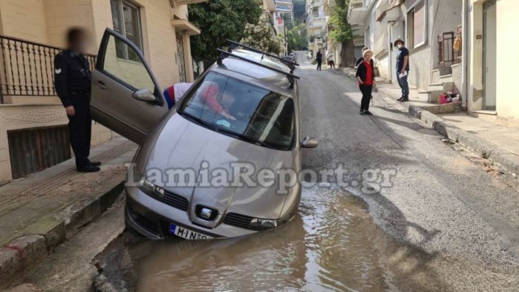 Άνοιξε η γη και “ρούφηξε” αμάξι στην Λαμία (pics&vid)