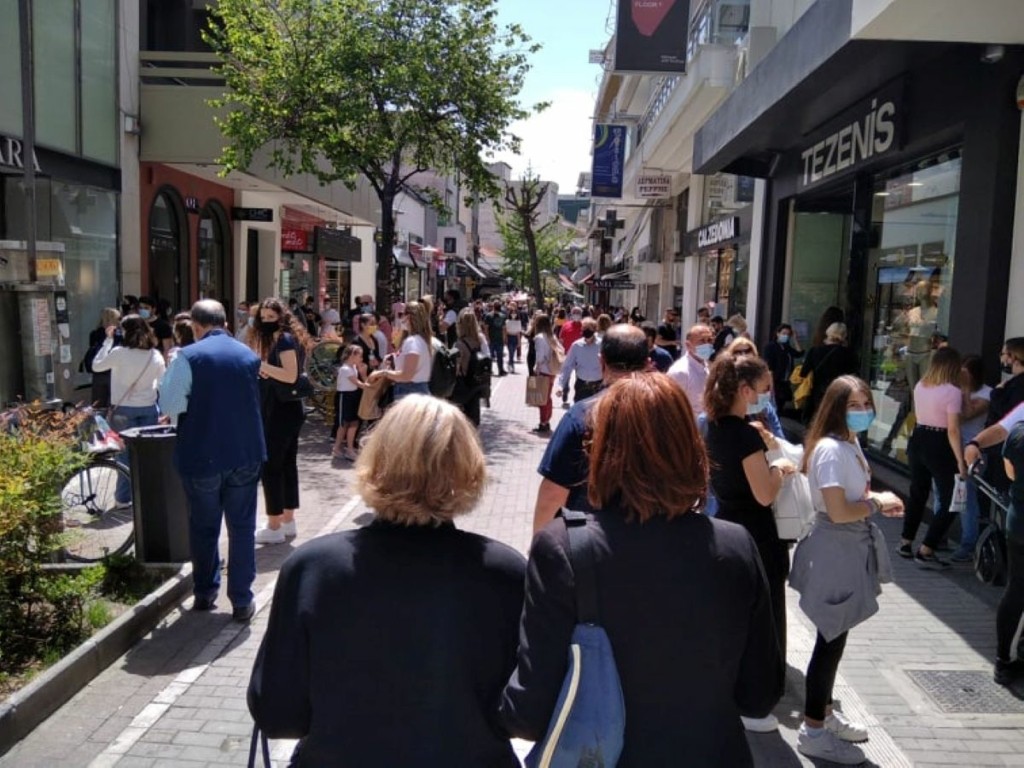 Λαοθάλασσα στη Λάρισα για τα ψώνια της τελευταίας στιγμής (pics)