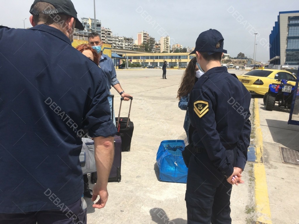 Πήγαν να μπουν στο πλοίο για το Πάσχα αλλά τα έκαναν… θάλασσα! (pic&vid)