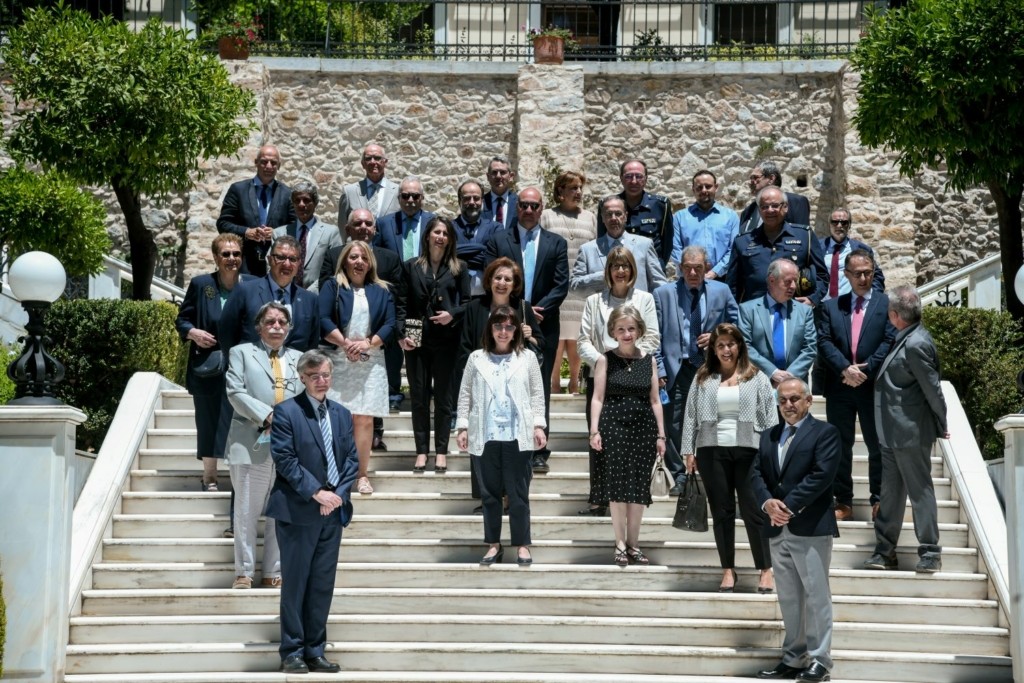 Με τις ψήφους της Νέας Δημοκρατίας στο απυρόβλητο λοιμωξιολόγοι και ειδικοί για τον κορονοϊό
