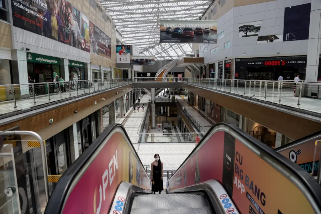 Έτσι ανεβάζουν ρολά τα Mall σήμερα Σάββατο – Το ωράριο και οι κανόνες