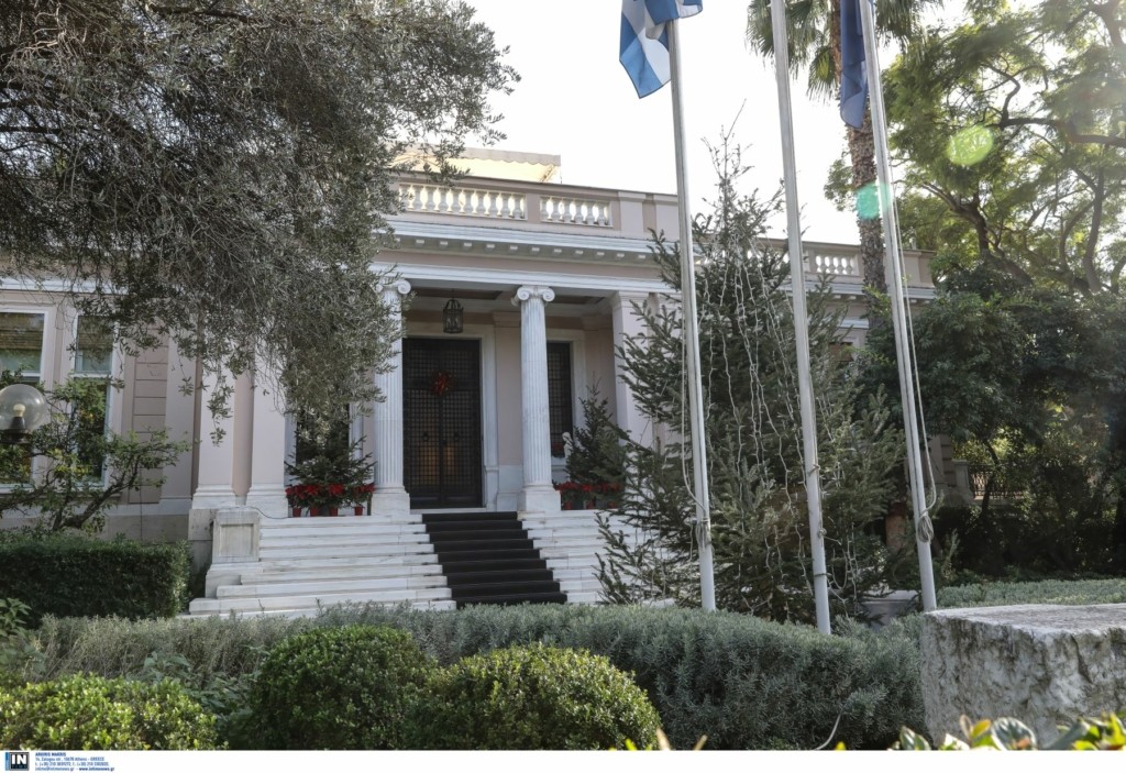 Στο Μαξίμου, πετούν τα… καπέλα τους στον αέρα – Βλέπουν αναστροφή κλίματος