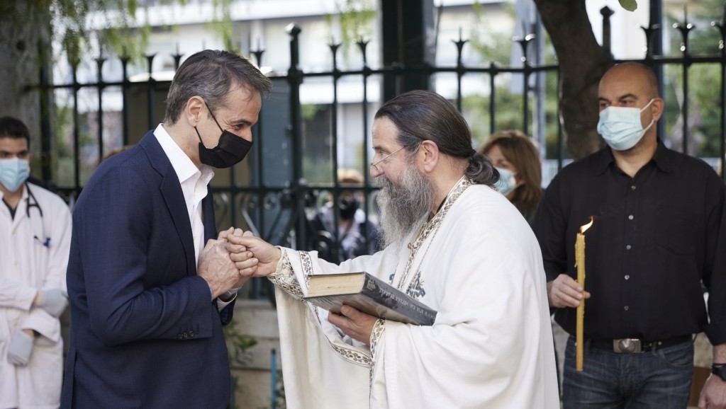 Ο πρωθυπουργός στην Ακολουθία του Επιταφίου στο Ναό του Ιπποκράτειου Νοσοκομείου (pics)
