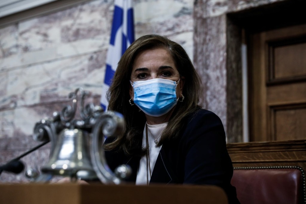 Εκνευρισμός της Ντόρας για τον Σχοινά και το AstraZeneca