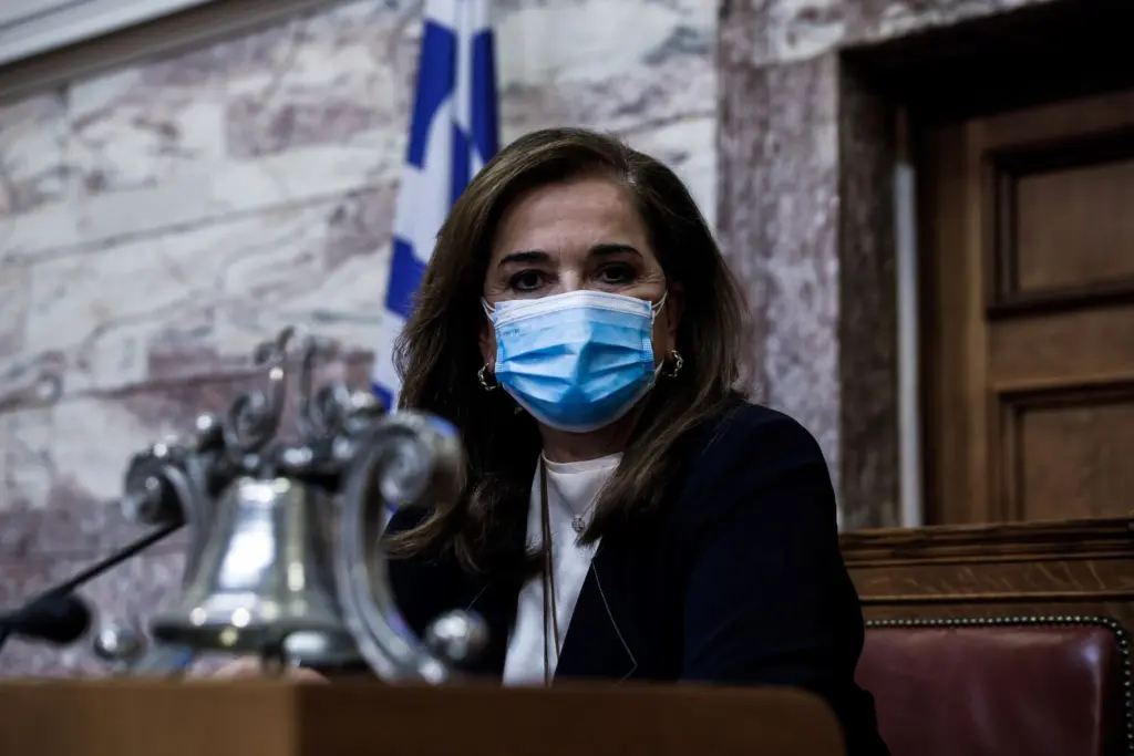 Εκνευρισμός της Ντόρας για τον Σχοινά και το AstraZeneca